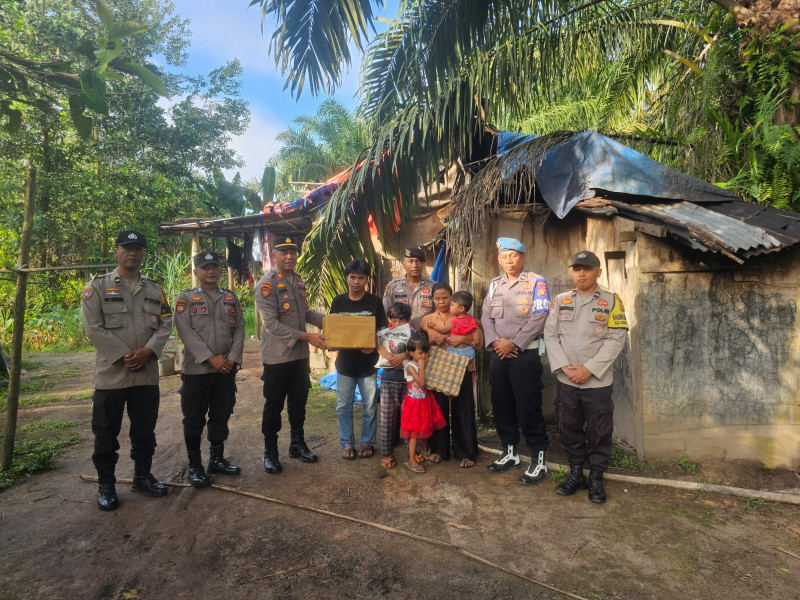 Polsek Sungai Sembilan Mengadakan Giiat Bakti Sosial Memberikan Sembako Kepada Warga Kurang Mampu