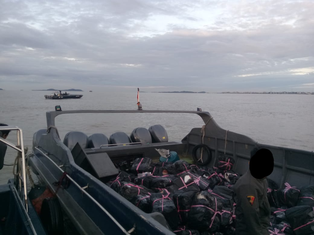 Bea Cukai Kembali Menangkap Ribuan Botol Miras dan Rokok Ilegal