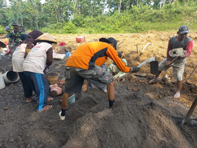 Semangat Ibu-Ibu Warnai TMMD Wonosegoro, Cangkul Sederhana untuk Jalan Masa Depan Desa
