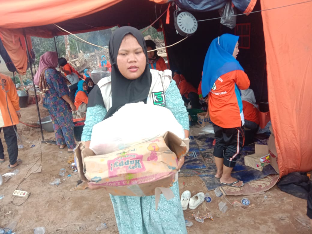 AKBP Ikhwan Beri Tali Asih Kepada Relawan KSJ Bertugas Di Dapur Umum Banjir Padang Lawas