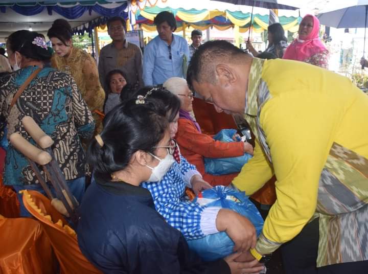 Bupati Eddy Berutu Berbagi dengan Penyandang Disabilitas