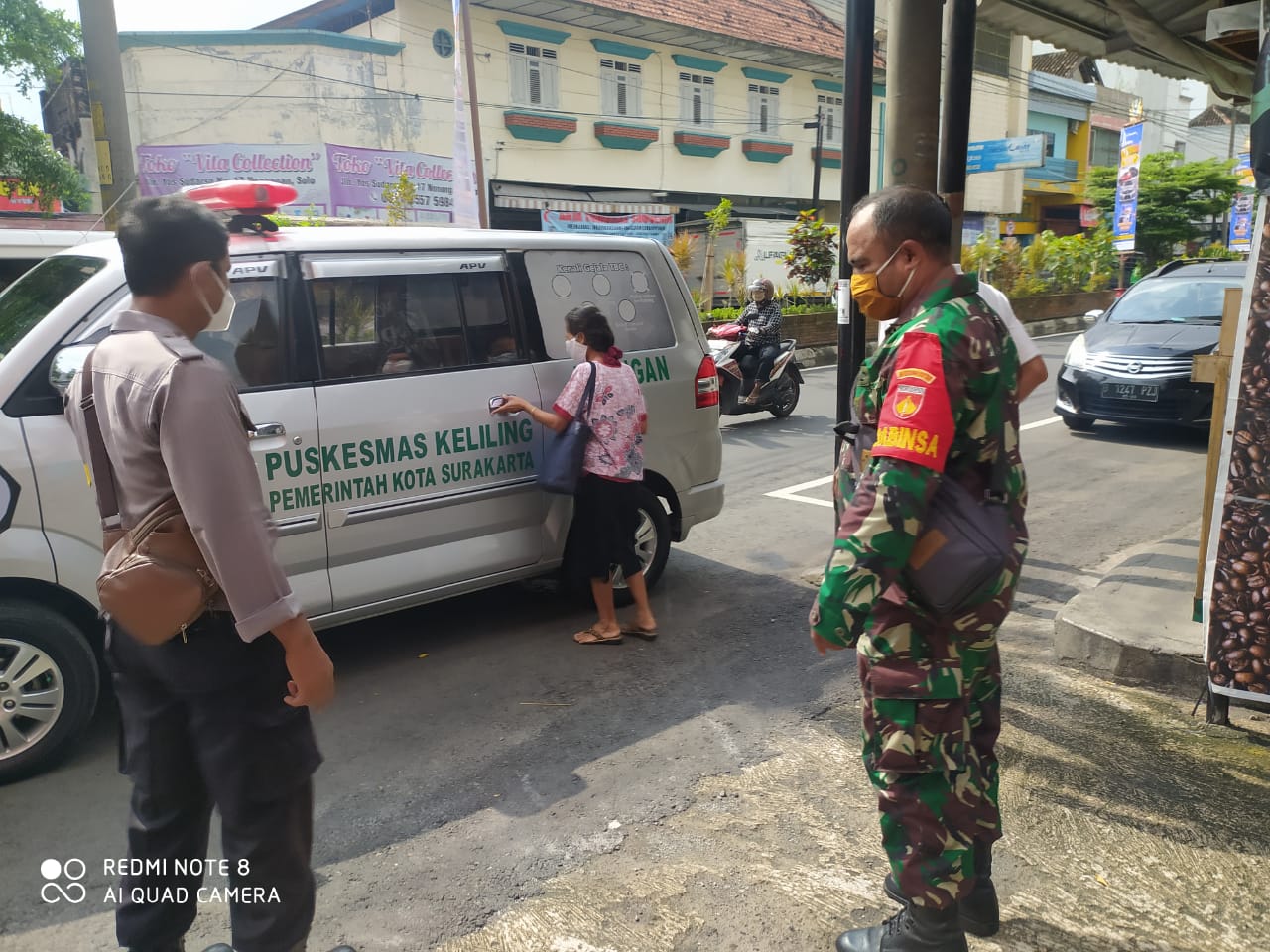 Babinsa, Bhabinkamtibmas dan Lurah Jemput Warganya Yang Terpapar Covid-19