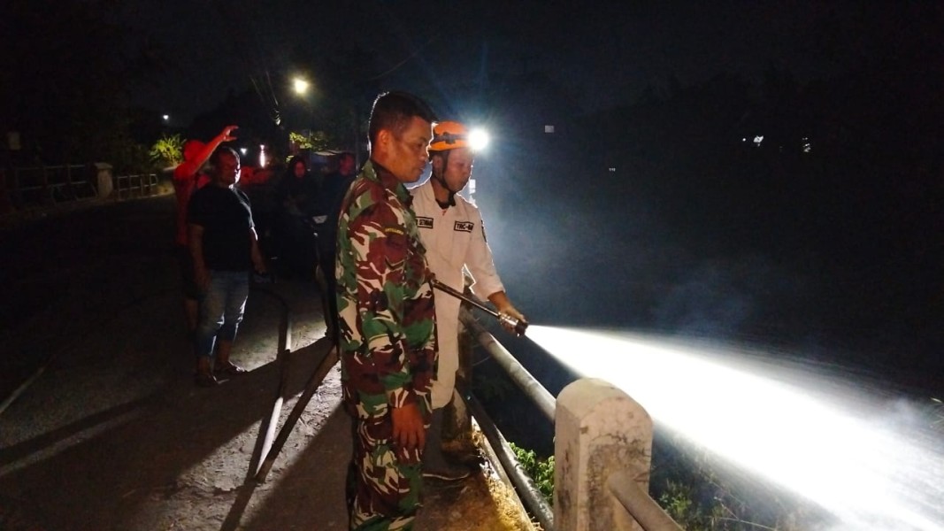Asap Pekat Ganggu Warga, Babinsa Nogosari Sigap Bantu Padamkan Kebakaran Tumpukan Sampah