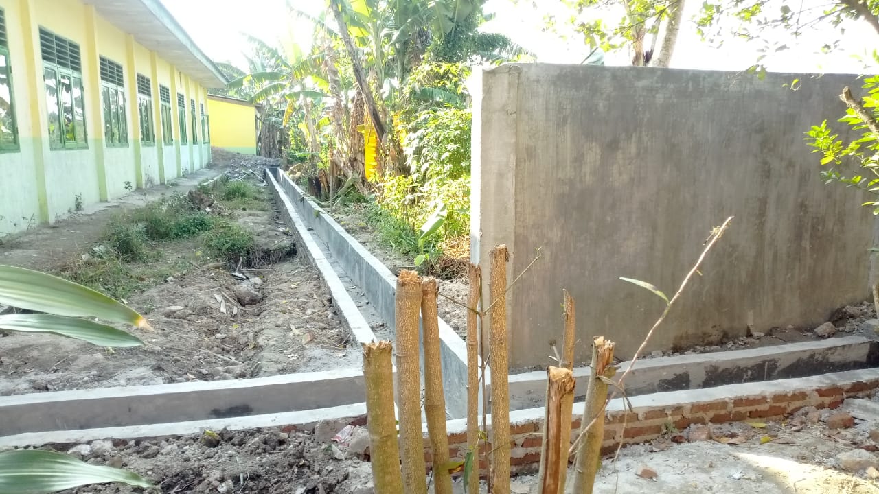 Diduga Gudang Memakai Tanah Pemerintah SMP Negeri 2 Desa Kota Galuh