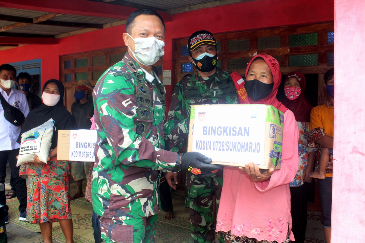 Sambangi dukuh Terpencil di Perbatasan Dandim 0726/Sukoharjo berikan Bingkisan ke Warga