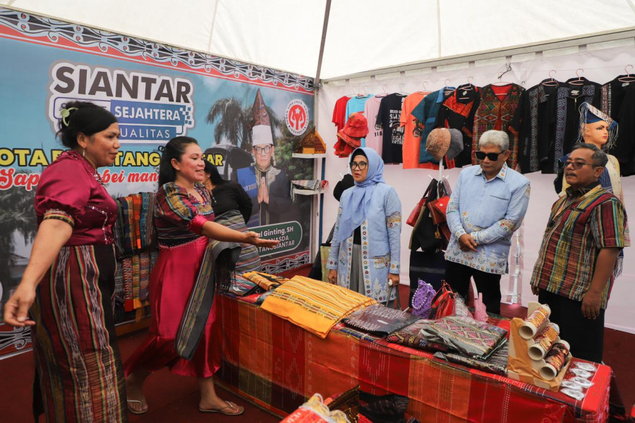 Wali Kota Kunjungi Stand UMKM Pemko Pematangsiantar di Halaman Kantor Gubernur Riau