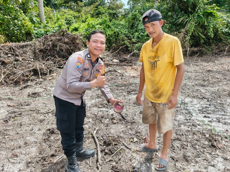 Bhabinkamtimas Guntung Sambangi Petani Jagung DiJalan Arifin Ahmad Dukung Ketahanan Pangan
