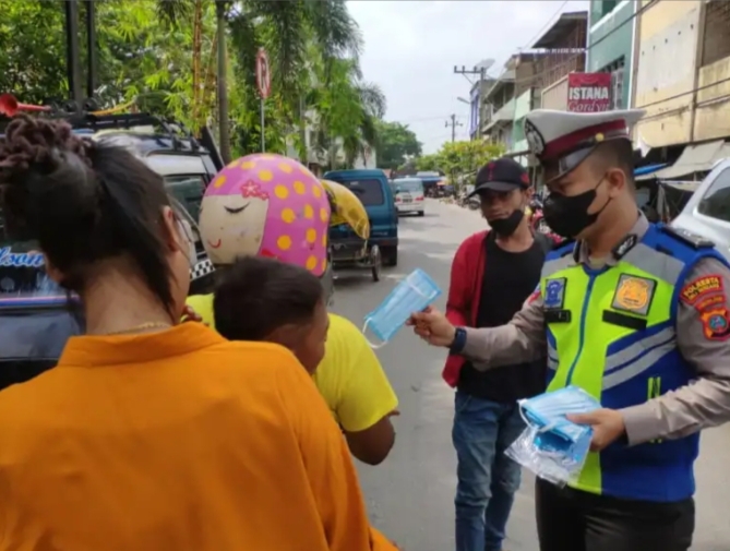 Sat Lantas Polresta Deli Serdang Melaksanakan Pengaturan Lalin Dan Membagikan Masker