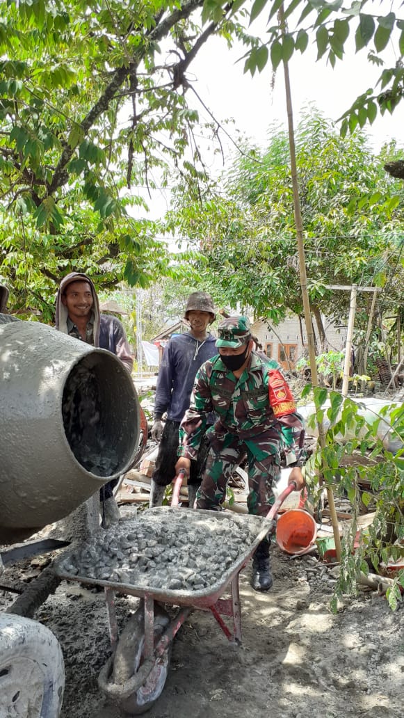 Babinsa Bantu Betonisasi Di Tengah Pandemi