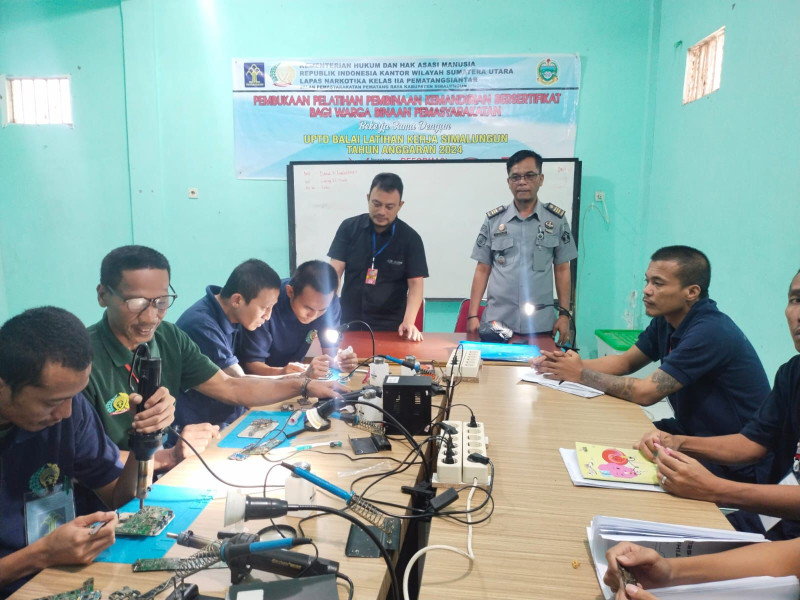 WBP Lapas Narkotika Kelas IIA Pematangsiantar Ikuti Pelatihan Service Handphone
