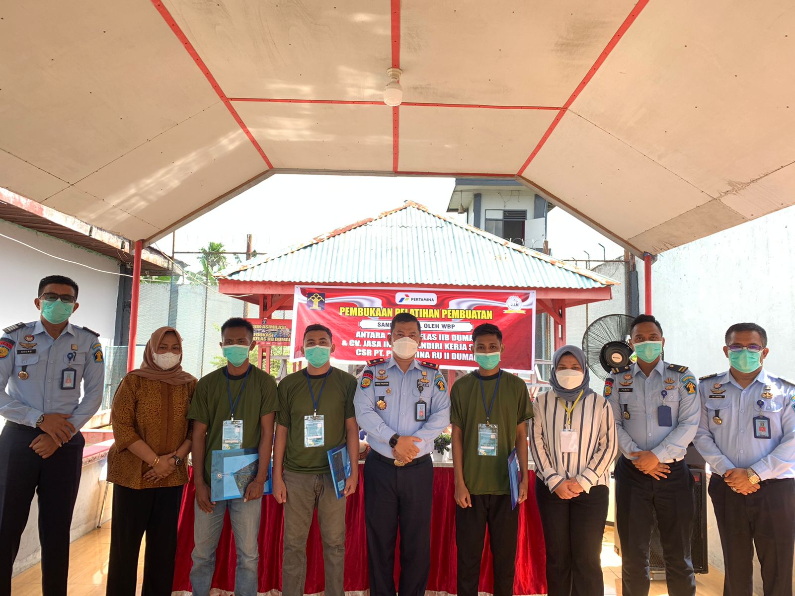 PEMBUKAAN PEMBINAAN KEMANDIRIAN PELATIHAN PEMBUATAN SANDAL HOTEL OLEH WARGA BINAAN RUTAN DUMAI