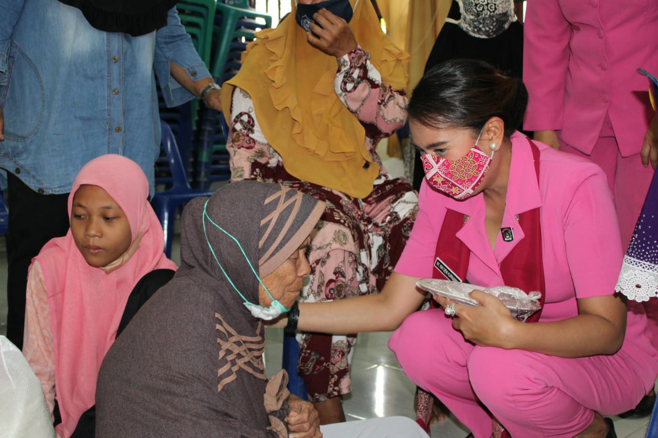 Kapolres Labuhanbatu dan Ketua Bhayangkari berikan bantuan 50 paket  sembako kepada warga Sennah Pan