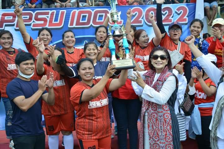 Turnamen Emak-Emak Cup II Berakhir, Tim Kesra FC Rebut Piala Bergilir Ketua PKK Dairi