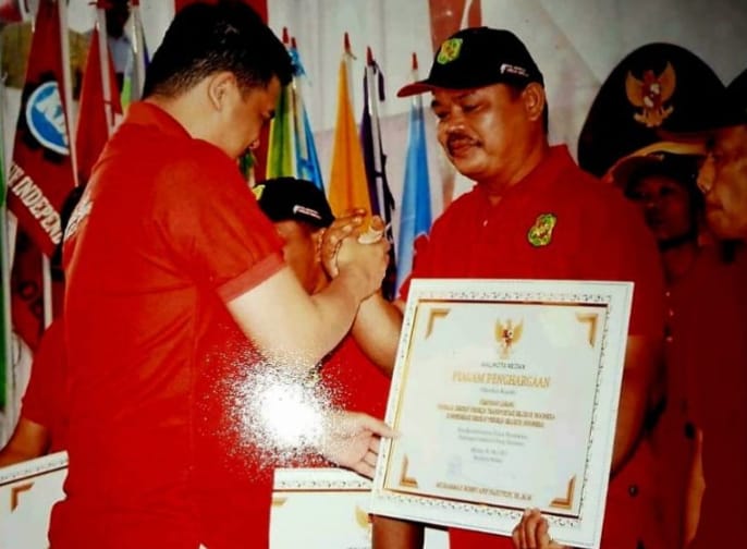 Peringatan Hari Buruh, Wali Kota Medan, Bobby Afif Nasution, Anugrahkan Penghargaan Kepada F.SP.TSI-