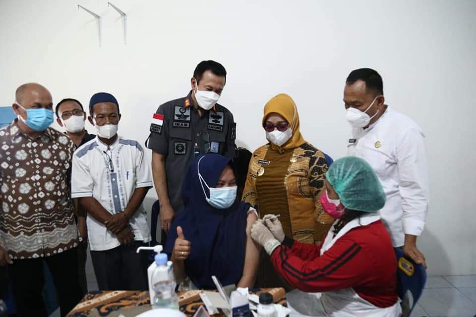 Wabup Labuhanbatu Tinjau Vaksinasi Massal di Desa Teluk Sentosa Kecamatan Panai Hulu
