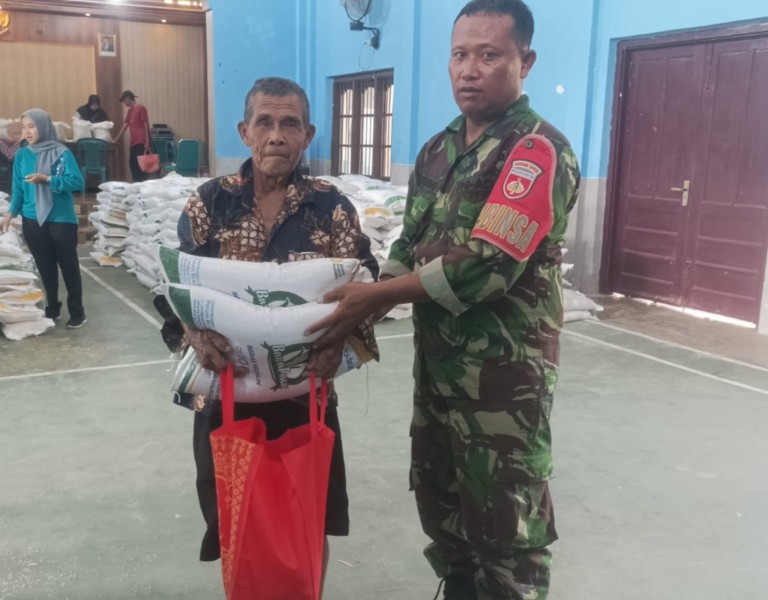 Babinsa Kawal Penyaluran Bantuan Beras 20 Kg dan Minyak Goreng 4 Liter dari Pemerintah