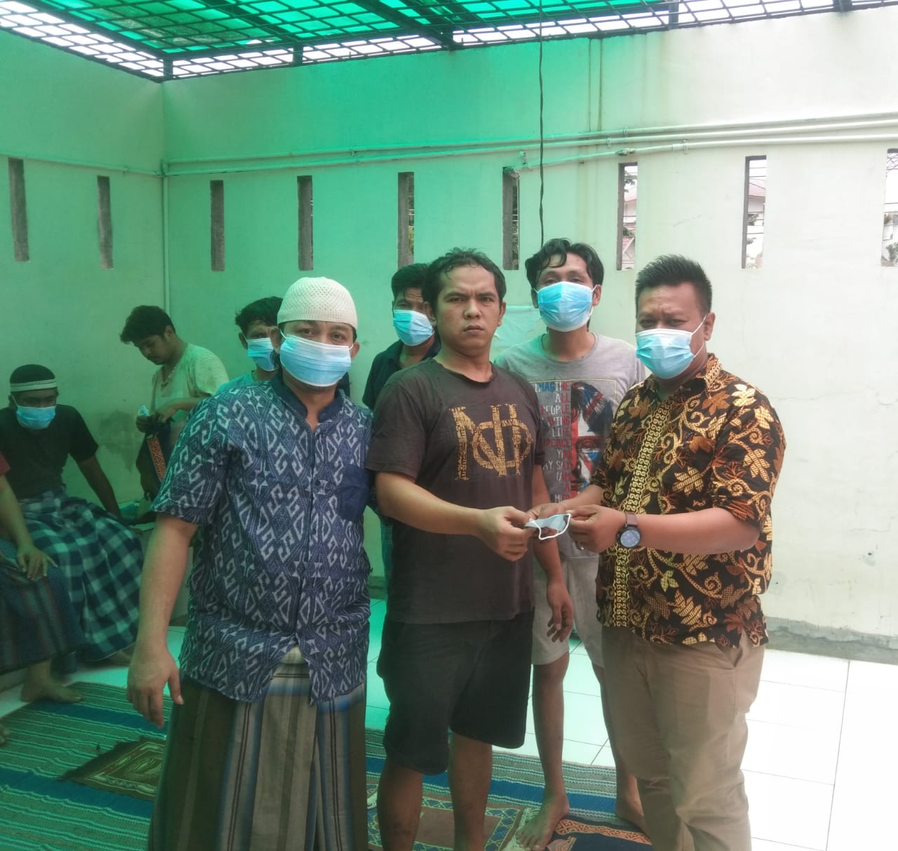 Kembali Polsek Medan Baru Laksanakan Sholat Jumat Dan Makan Siang Bersama dengan Para Tahanan 