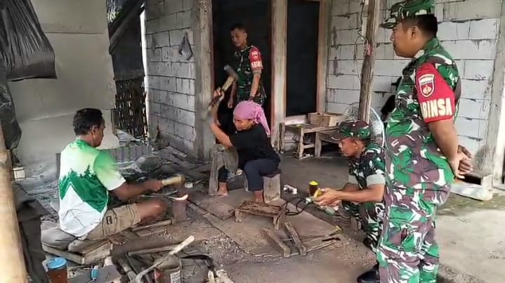 Babinsa Dorong UMKM Pembuatan Sabit, Upaya Perkuat Ekonomi Warga
