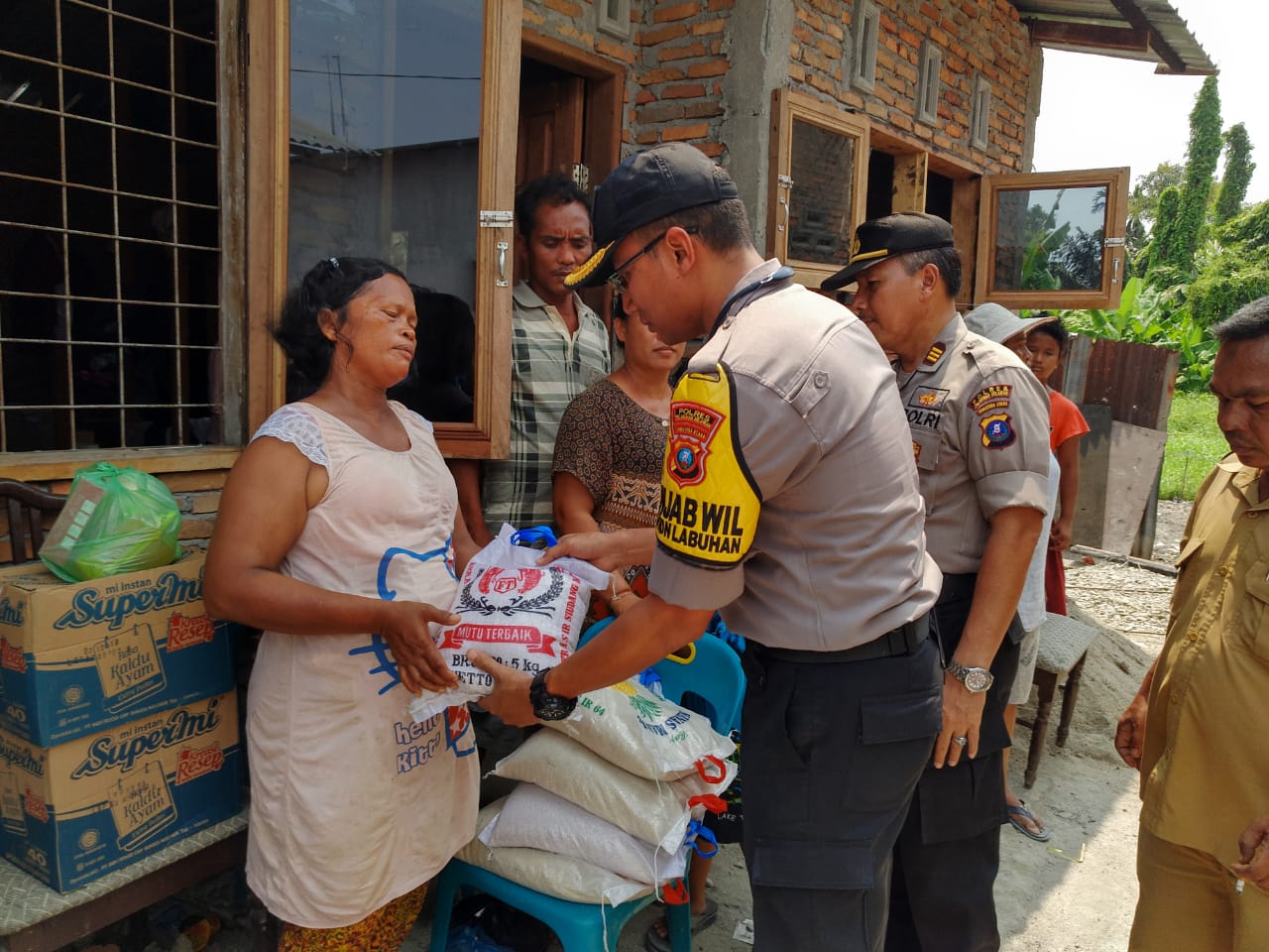 Kompol Rosyid Beri Bantuan kepada Warga Korban Kebakaran Di Martubung