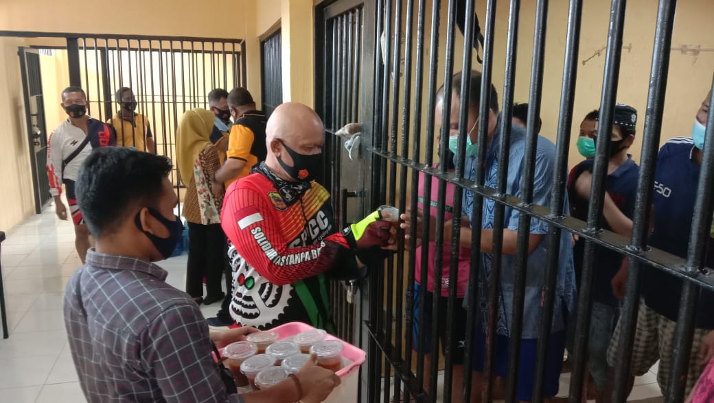 Para PJU Polres Batu Bara Bersilaturahmi Dengan Para Tahanan Beri Serapan Bubur Dan Wedang Jahe