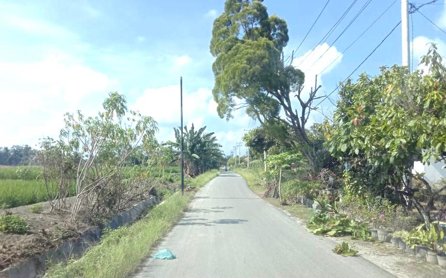 Berdiri di Bahu Jalan, Tiang Telepon XL Ancam Keselamatan Pengendara