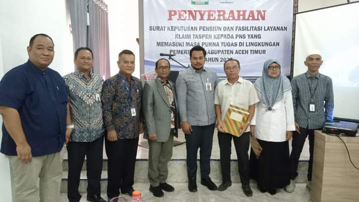 Pj Bupati Aceh Timur Serahkan 50 SK Pensiun Kepada PNS Purna Tugas