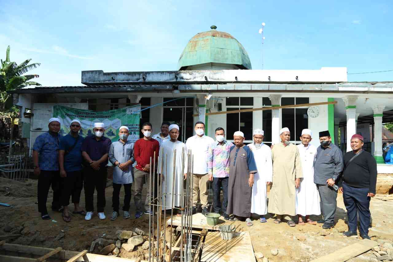 BUPATI LABURA LETAKKAN BATU PERTAMA PEMBANGUNAN MESJID  ISTIQOMAH AEK KANOPAN