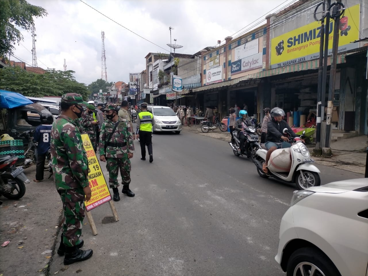 Aparat Gabungan Datangi Keramaian Pasar Cegah Timbulnya Cluster Baru