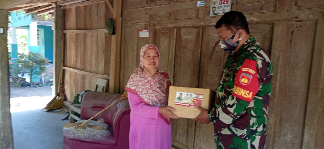 Babinsa Bantu Salurkan Bantuan Kepada Warga Kurang Mampu