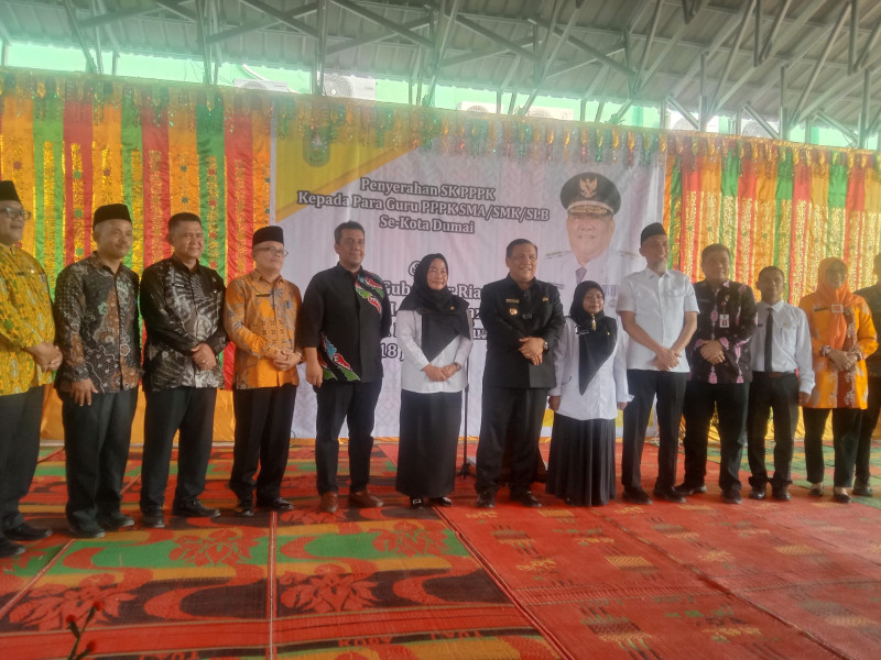 Gubernur Riau Temui dan Serahkan SK PPPK Para Guru Di Dumai