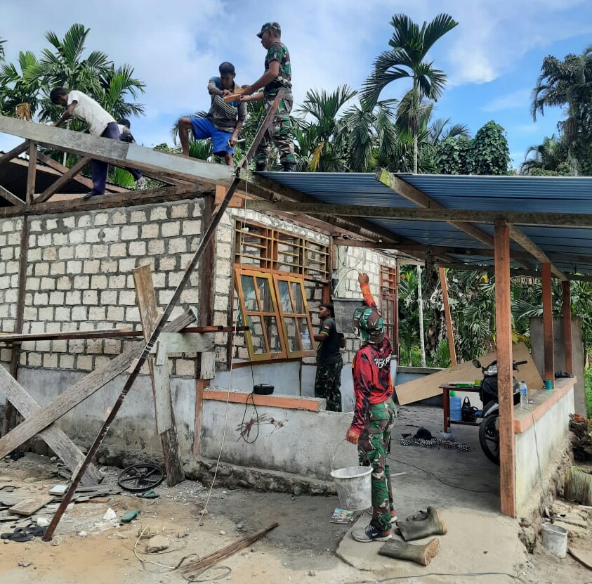 Bantu Kesulitan, Satgas Yonif MR 413 Kostrad Bedah Rumah Warga