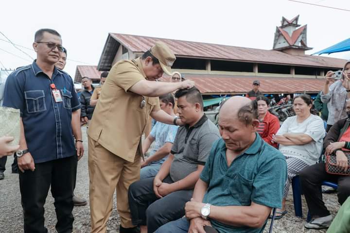 Bupati Dairi Eddy Berutu Berikan Bantuan Kepada Pedagang Korban Kebakaran Pasar Sidikalang