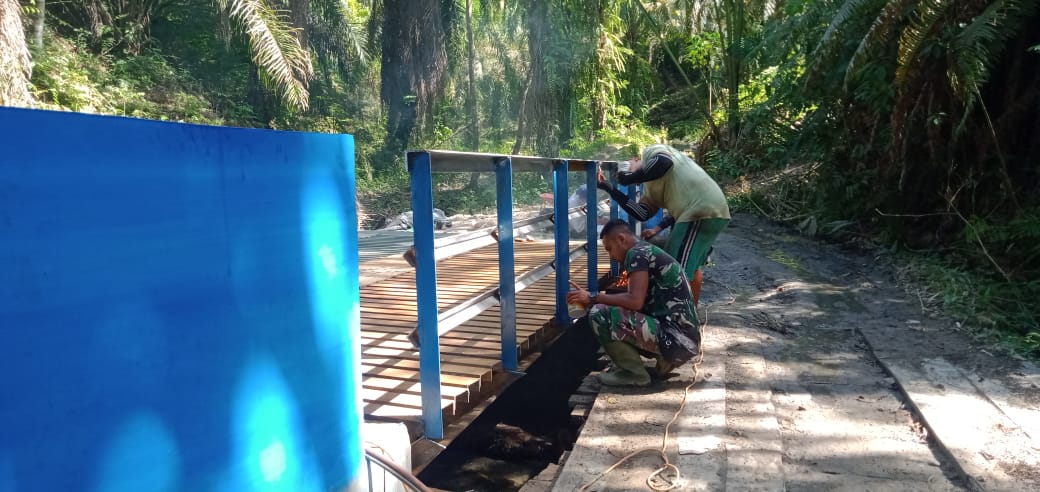 Satgas TMMD 111 Kodim 0204/DS lakukan pengecatan Jembatan