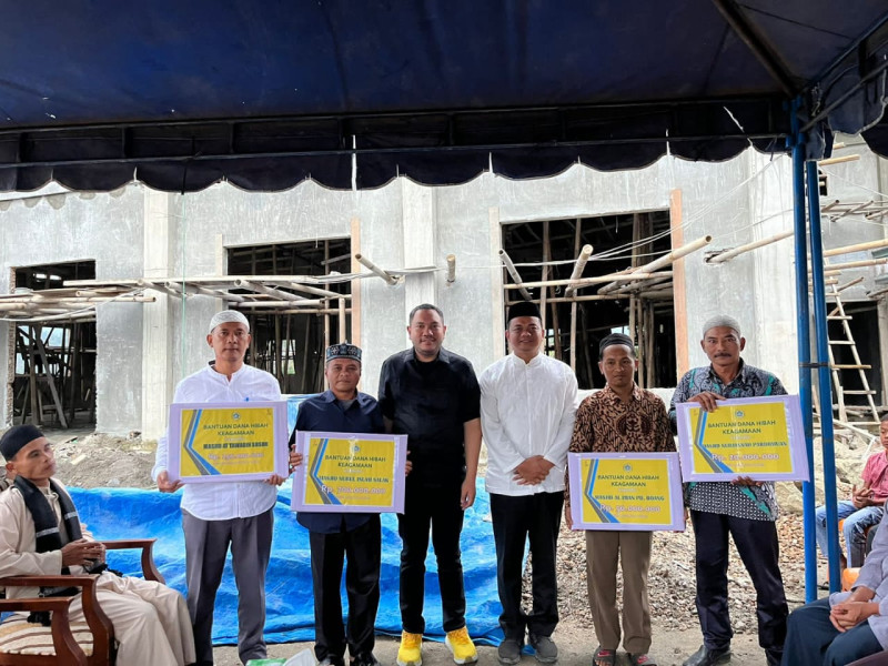 Bupati Pakpak Bharat Serahkan Bantuan Hibah Rumah Ibadah