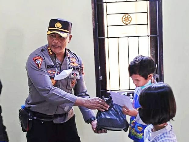 Personel Polres Labuhanbatu  yang Beragama Nasrani Laksanakan Doa bersama dan Menyantuni Anak Yatim