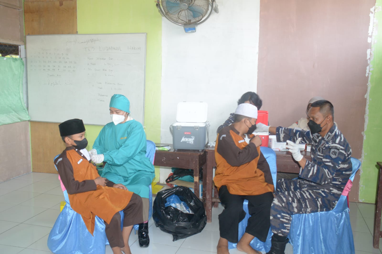 Santri Pesantren Salafiyah Luqmanul Hakim Dapatkan Vaksin Dari TNI AL Lantamal I