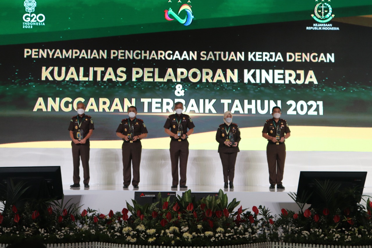 JAKSA AGUNG REPUBLIK INDONESIA MEMBERIKAN PENGHARGAAN KEPADA 5 (LIMA) KEJAKSAAN TINGGI
