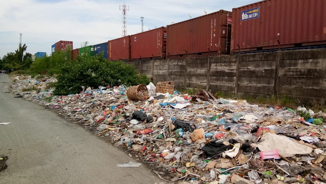 Puluhan Ton Sampah Hiasi Jalan Pelabuhan Internasional Belawan