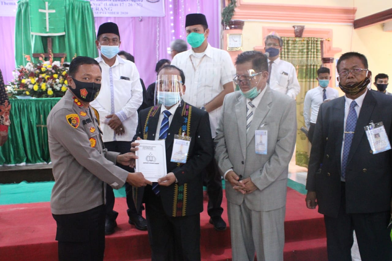 Kapolres Sergai :100 Paket Sembako kepada Jemaat Gereja HKBP Pematang Terang