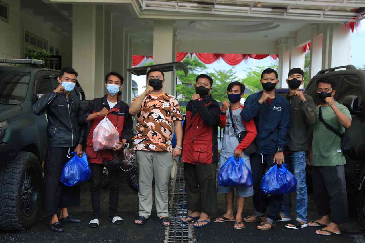 Masyarakat Labura yang melakukan Isolasi Mandiri di rumah mendapat bantuan minuman sehat dari Bupati