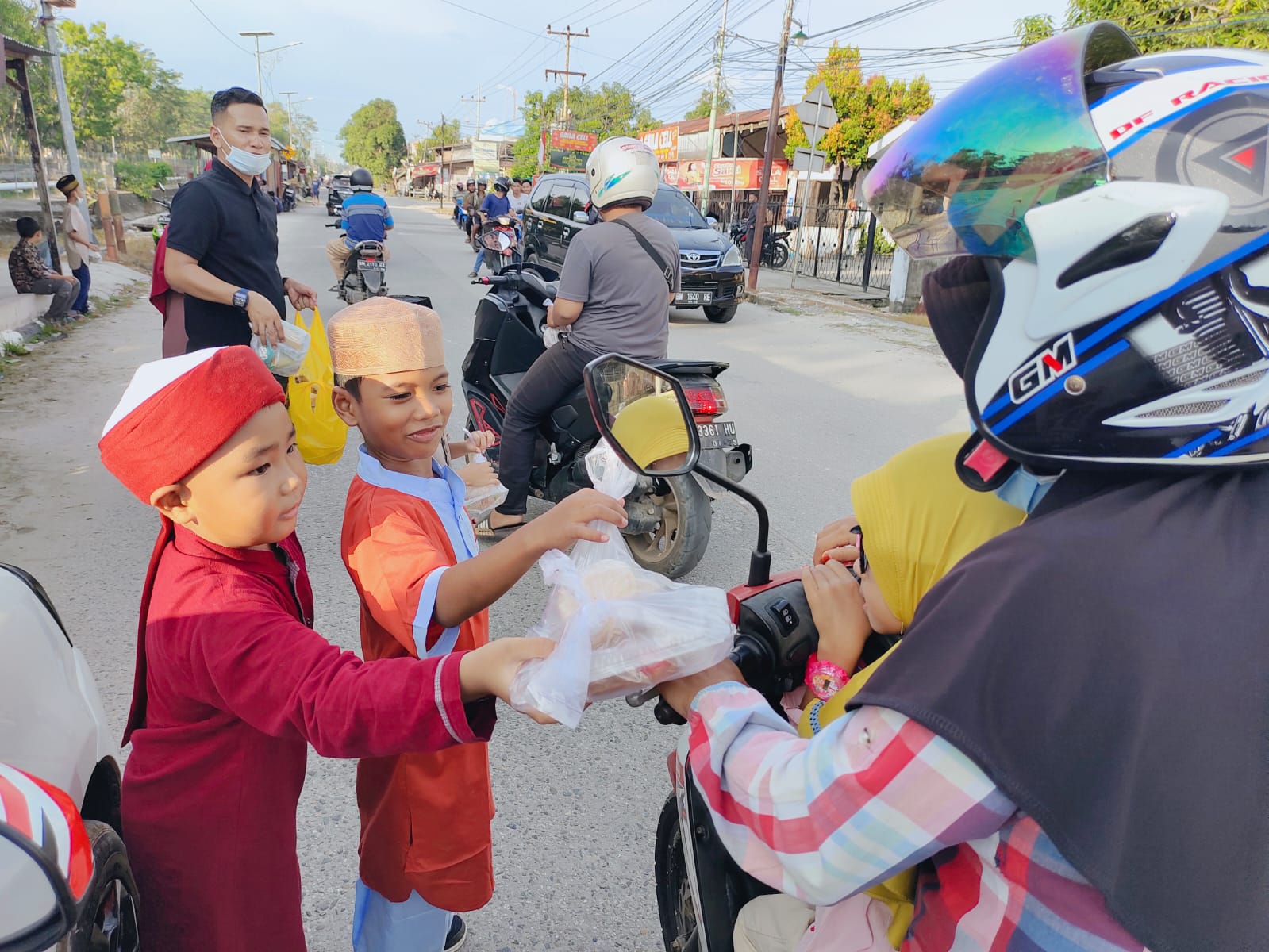 Sekolah Ath-Thaariq 2 Dumai Timur Ajarkan Murid Berbagi Takjil Kepada Warga