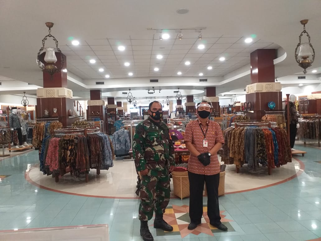 Babinsa Kelurahan Kemlayan Kawal AKB di Wilayah Binaannya