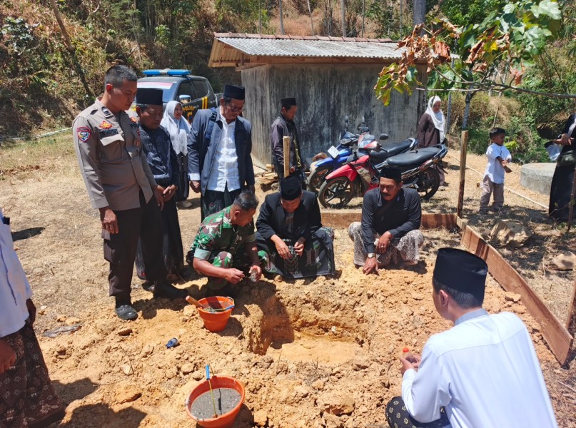 Babinsa Hadiri Peletakan Batu Pertama Mushola Hamid Dimyathi di Hargorejo