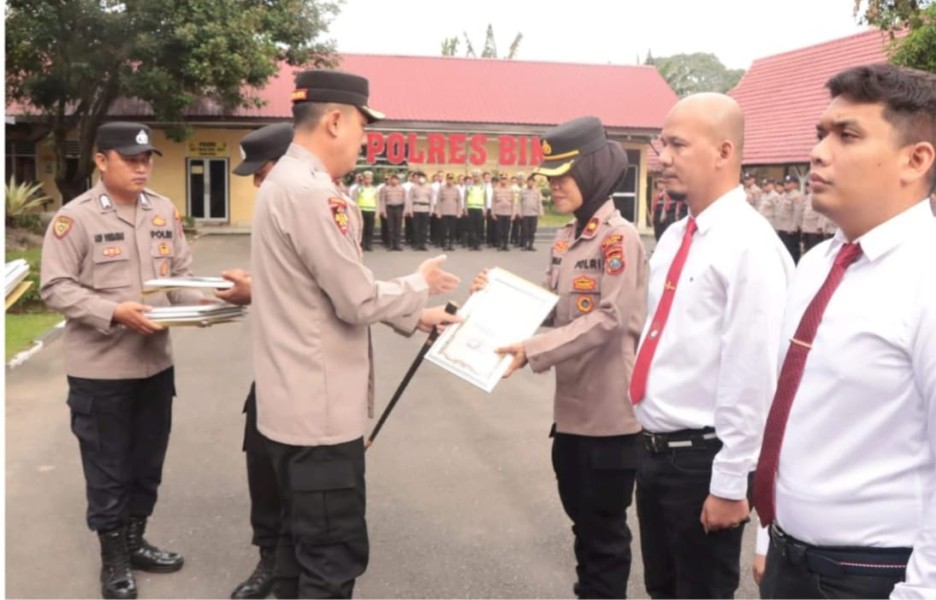 39 Personil Yang Berprestasi Diberikan Penghargaan Oleh Kapolres Binjai