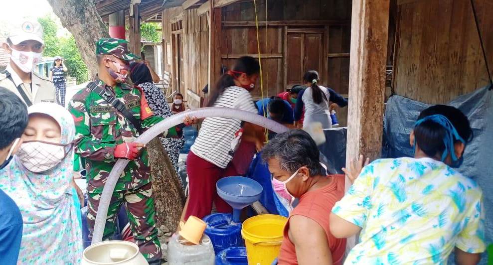 MUSIM KEMARAU BANTUAN AIR WARNAI HUT TNI