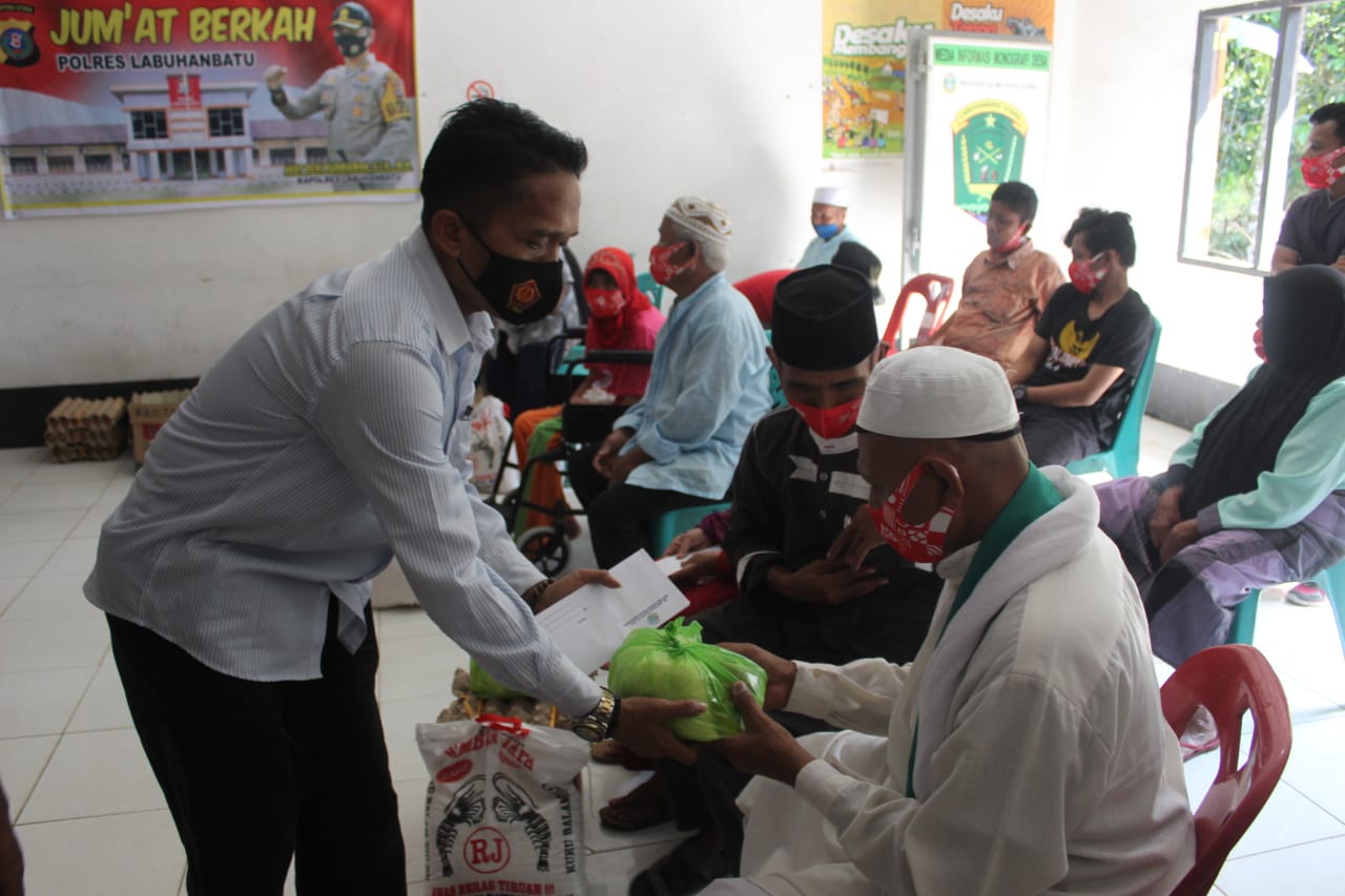 Satres Narkoba Polres Labuhanbatu berikan bantuan pangan dan uang tunai kepada Warga Desa Terang Bul