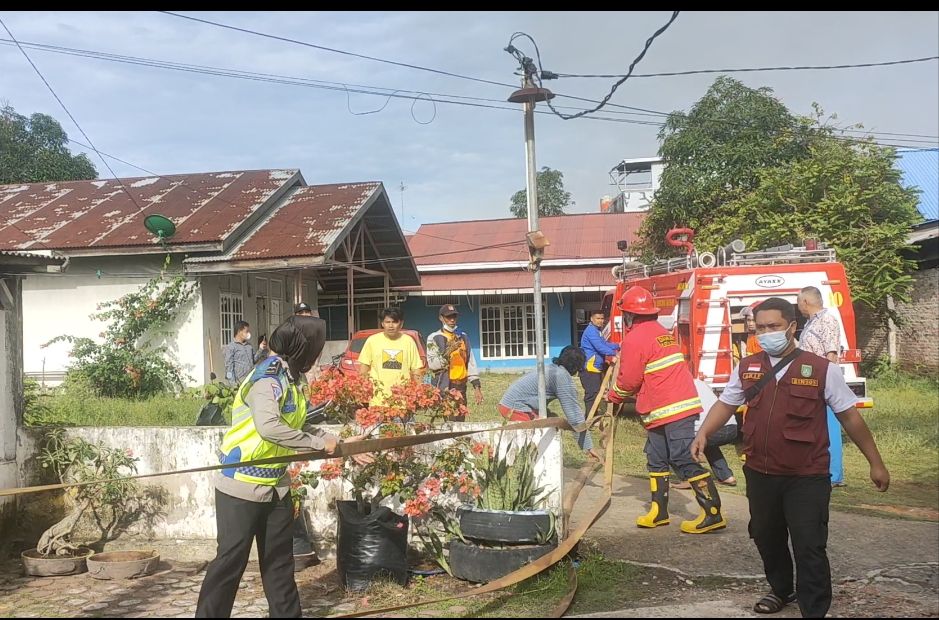 Personil Satlantas Polres Dumai Sigap Bantu Rumah Kebakaran