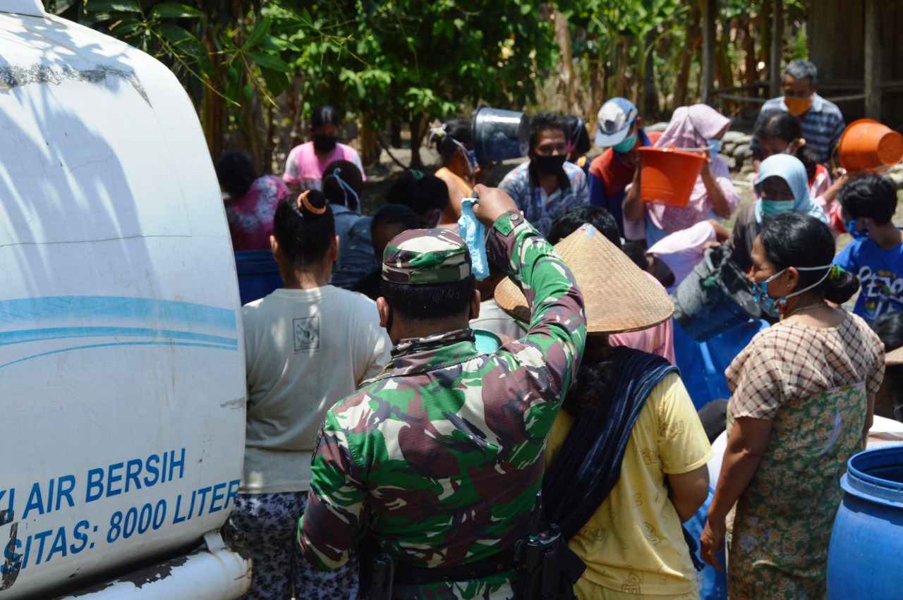 Pembagian Air Bersih Tak Lupakan Protokol Kesehatan