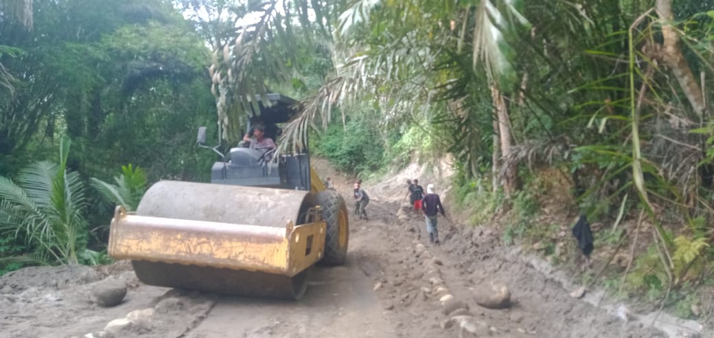 Padatkan Badan Jalan, Tandem Roller Hilir Mudik di Lokasi TMMD Kodim 0204/DS