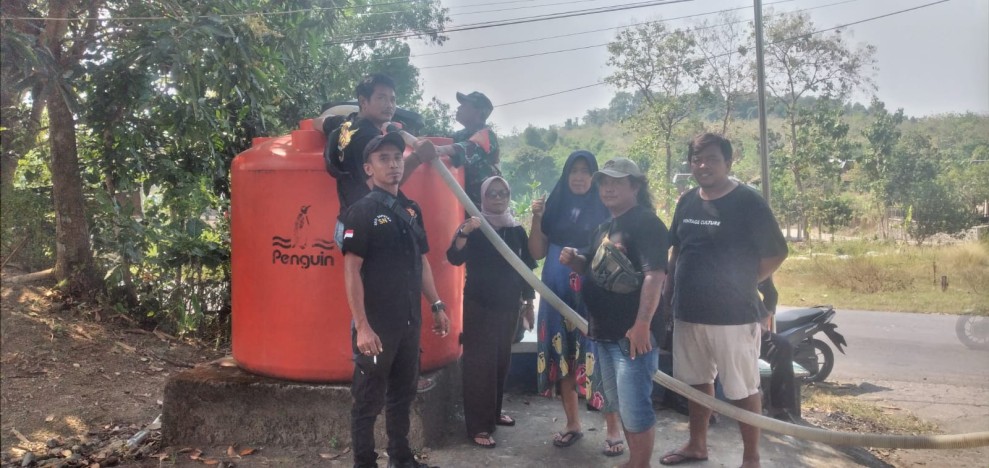 Babinsa Gesi Bergerak Cepat Atasi Krisis Air, 8.500 Liter Bantuan Disalurkan untuk Warga Srawung